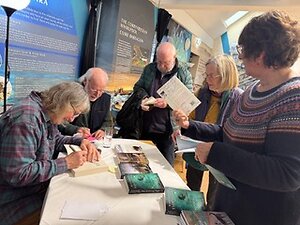 Lost People. LuingSigning